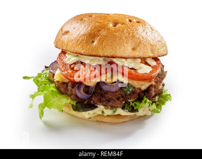 Köstliche Beef Burger mit vollen Garnituren einschließlich Salat Zutaten, Käse und Mayonnaise auf einem crusty frische weiße Brötchen isoliert auf weißem Stockfoto