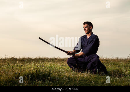 Kendo Kämpfer Holding bokuto Stockfoto