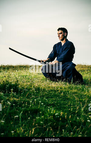 Kendo Kämpfer Holding bokuto Stockfoto