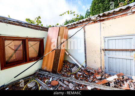 Die Ruinen der alten, verlassenen Haus in Naturkatastrophe zerstört. Zerstörtes Haus bevor die Bauarbeiten des Wiederaufbaus und der Sanierung alter real es Stockfoto