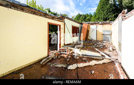 Die Ruinen der alten, verlassenen Haus in Naturkatastrophe zerstört. Zerstörtes Haus bevor die Bauarbeiten des Wiederaufbaus und der Sanierung alter real es Stockfoto