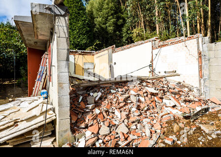 Die Ruinen der alten, verlassenen Haus in Naturkatastrophe zerstört. Zerstörtes Haus bevor die Bauarbeiten des Wiederaufbaus und der Sanierung alter real es Stockfoto