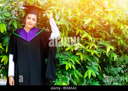 Herzlichen Glückwunsch Konzept. Erfolg in der Bildung ist der Anfang. Die Absolventen an der Universität Abschlussfeier tragen mortarboard und Kleid. Sie ist Catch Stockfoto