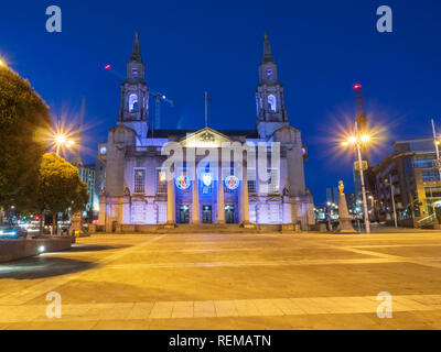 Die Stadthalle in Millennium Square in der Dämmerung Leeds West Yorkshire England Stockfoto