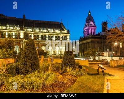 Leeds Rathaus von Mandela Gärten in Millennium Square in der Dämmerung Leeds West Yorkshire England Stockfoto