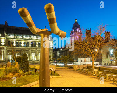 Leeds Rathaus von den beiden Armen sculptureby Kenneth Armitage in Mandela Gärten in der Dämmerung Leeds West Yorkshire England Stockfoto