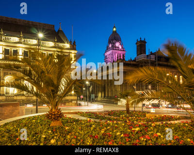 Leeds Rathaus von Mandela Gärten in Millennium Square in der Dämmerung Leeds West Yorkshire England Stockfoto