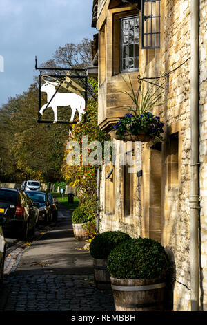 Zeichen über dem Lamm Hotel Sheep Street, Burford im Herbst Stockfoto