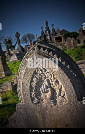 Der alte Friedhof Grabstein. Vertikales Format mit kopieren. Stockfoto