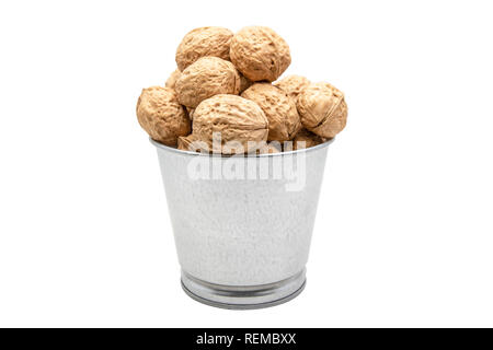 Walnüsse in eine Dose Eimer auf weißem Hintergrund. Mit Freistellungspfaden. Stockfoto
