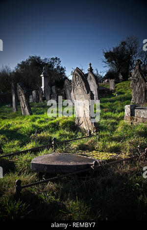 Der alte Friedhof Grabstein. Vertikales Format mit kopieren. Stockfoto