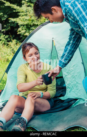 Verbringt einen Urlaub auf dem Campingplatz. Eine Mahlzeit im Freien vorbereiten Stockfoto