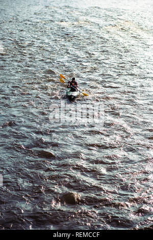 Personen Kajak auf dem Fluss Dunajec. Zwei junge Erwachsene in einem Kajak sitzen und Sie zusammen Paddeln auf dem Fluss. Paar beim Reiten umgeben b Stockfoto