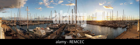 Ostia Lido Rom, Italien, 16. Januar 2019: Winter Sonnenuntergang Panorama Hafen in Rom Super, Es ist der Hafen von Rom in dem Coa Stockfoto