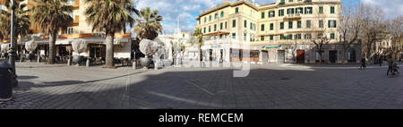 Ostia Lido Rom, Italien, 17. Januar 2019: Landschaft von Anco Marzio Quadrat in Ostia Lido Bezirk auf dem Meer von Rom, in der Fußgängerzone. Stockfoto