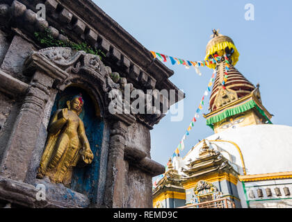 Buddha Skulptur in einem Der chaityas von Kathesimbhu Stupa, Kathmandu, Nepal Stockfoto