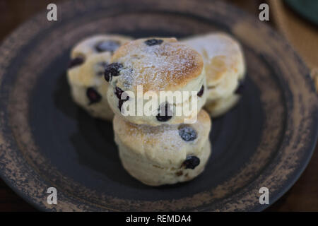 Scones auf Keramik Teller in Kaffee Cafe Stockfoto