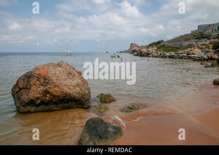 Die abgelegenen und ruhigen Strand in San Blas Bay mit ihren markanten roten Sand. Gozo, Malta. Stockfoto