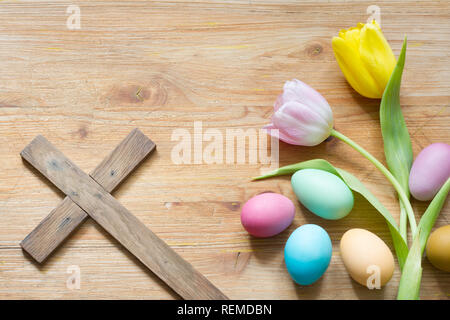 Ostereier und abstrakte Holz- Frühling Hintergrund Kreuz Stockfoto