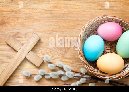 Ostereier und abstrakte Holz- Frühling Hintergrund Kreuz Stockfoto