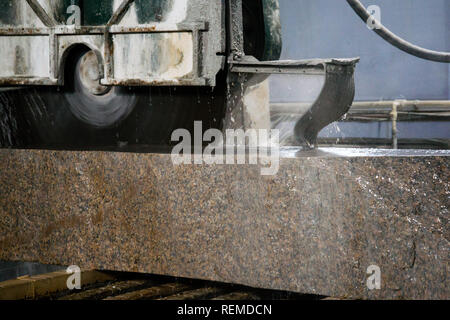 Granit der Verarbeitung in der Fertigung. Schneiden Granitplatte mit einer Kreissäge. Stockfoto