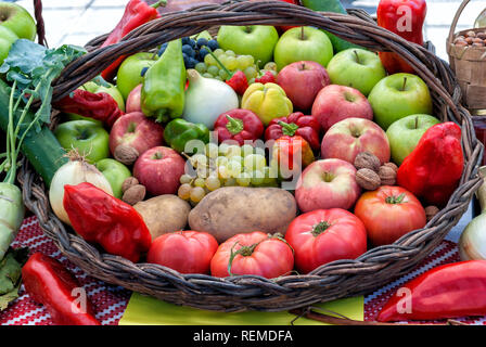 Obst und Gemüse im Korb; Stockfoto