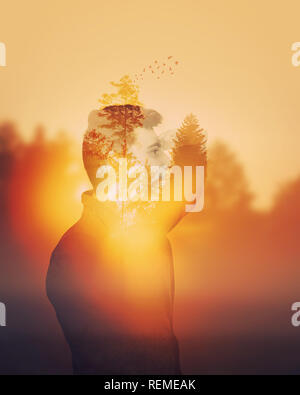 Mann Hand zur Stirn weit weg suchen, Double Exposure Effekt über malerische ländliche Sonnenaufgang durch den Tannenwald über einem nebligen Tal, Sommer mornin Stockfoto