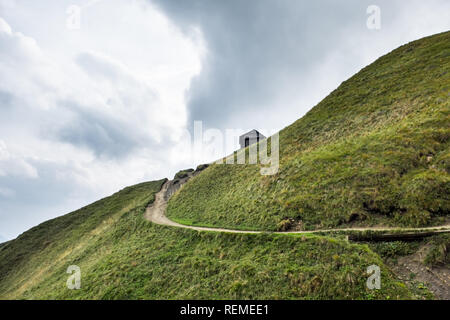 Verlassene Hütte in den Bergen Stockfoto