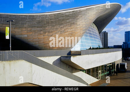 Die Außen- und Eingang des Londoner Aquuatics Center in Stratford, East London, in der Queen Elizabeth Olympic Park Stockfoto