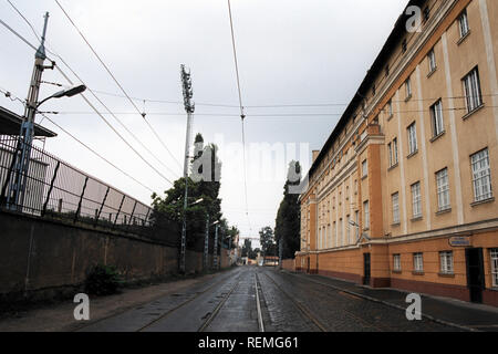 Die Straßenbahn-Schienen zwischen MTK Budapest FC (links) und BKV Elore SC Football Ground, Sport Utcai Stadion, Budapest, Ungarn, dargestellt am 1. September 1996 Stockfoto