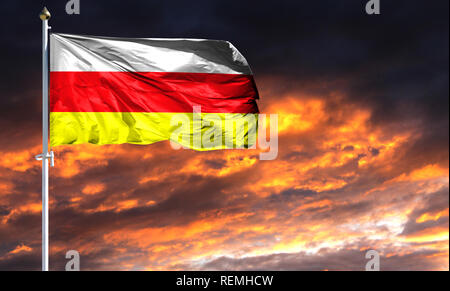 Flagge von Südossetien am Fahnenmast im Wind flattern gegen einen farbenprächtigen Sonnenuntergang Himmel. Stockfoto