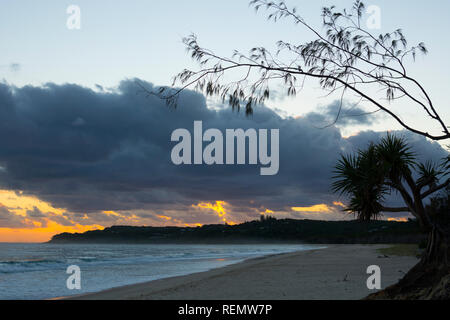 Dämmerung Himmel über Point Lookout von zu Hause Beach, North Stradbroke Island, Queensland, Australien gesehen Stockfoto