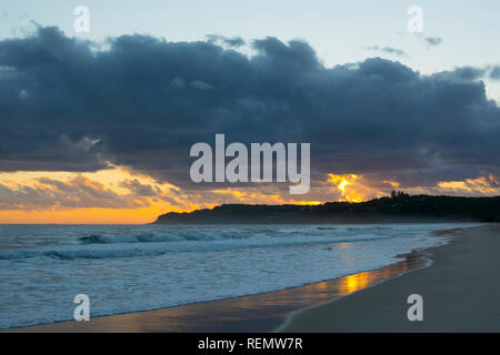 Dämmerung Himmel über Point Lookout von zu Hause Beach, North Stradbroke Island, Queensland, Australien gesehen Stockfoto