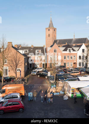 Naarden, Niederlande, 19. Januar 2019: Menschen auf der Open-Air-Markt in den Vordergrund der großen alten Kirche in der niederländischen Stadt Naarden Sperrfrist Stockfoto