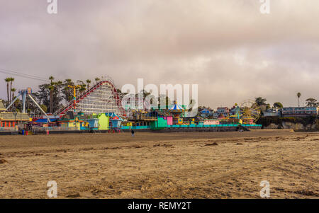 Santa Cruz Boardwalk Amusement Park vom Strand gesehen Stockfoto