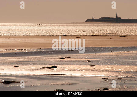 Blick auf Ross Sands beacons von Holy Island Causeway, Northumberland Stockfoto