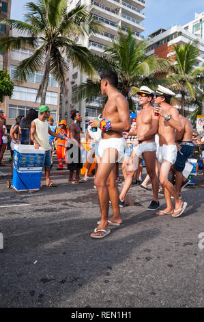 RIO DE JANEIRO - 18. FEBRUAR 2017: Einen Nachmittag banda Straßenfest in Ipanema zeichnet junge Brasilianer in humorvolle Kostüme während der Stadt Karneval Stockfoto
