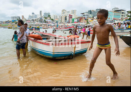 SALVADOR, Brasilien - Februar 02, 2016: Zelebranten auf dem Festival von yemanja nehmen traditionelle Boote am Strand von Rio Vermelho Angebote zu machen. Stockfoto