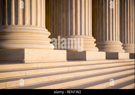 Weißer Marmor neoklassischen Säulen der Vorhalle des Obersten Gerichtshof der Vereinigten Staaten in weiches Abendlicht in Washington DC, USA Stockfoto