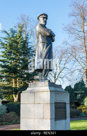 Große Bronzestatue von Commander Edward John Smith, Kapitän der Titanic, im Beacon Park, Lichfield, Staffordshire Stockfoto