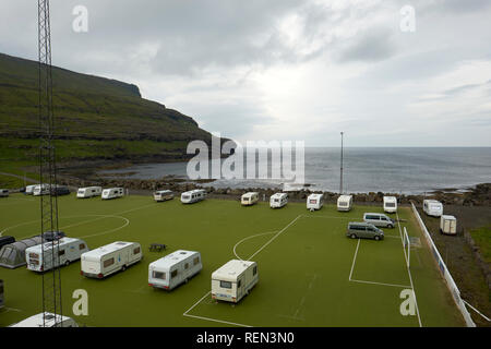 Eidi Campingplatz auf einem stillgelegten Fuballplatz auf Streymoy in den  Frer Inseln Stockfotografie - Alamy