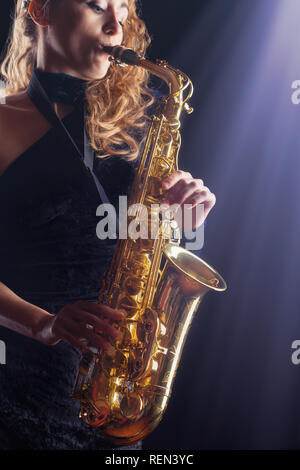 Saxophonist. Frau mit Saxophon. Studio shot Stockfoto