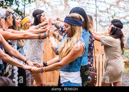 Gruppe von Freien und hippy Rebel alternative Style junge Frauen gemeinsam tanzen und feiern, mit Freude und Glück in einem natürlichen Platz innen- und Außend Stockfoto