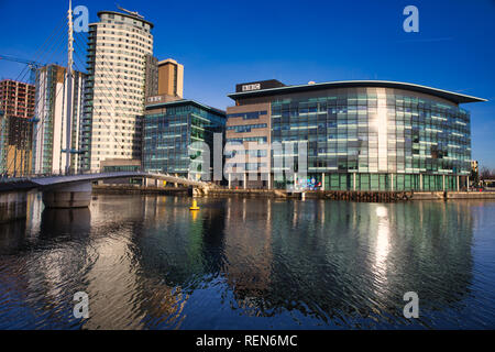 MediaCityUK, der BBC und der Media City Fußgängerbrücke überqueren der Manchester Ship Canal, Salford Quays, Manchester, Vereinigtes Königreich Stockfoto