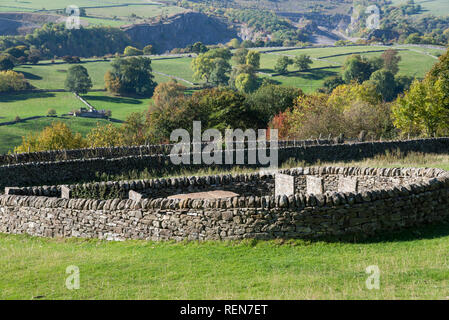 Der Riley Gräber am Rande des historischen Dorfes Eyam, Peak District, Derbyshire, England. Stockfoto