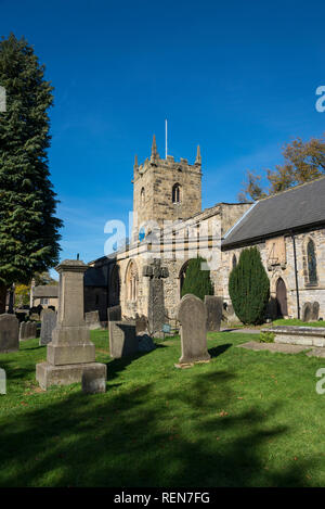 Eyam Pfarrkirche und das 8. Jahrhundert Sächsische Kreuz im historischen Dorf Eyam im Peak District National Park, Derbyshire, England. Stockfoto