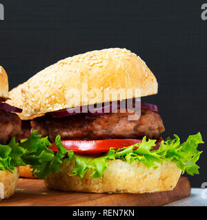 Frische und köstliche hausgemachte Burger., Seitenansicht. Close-up. Stockfoto