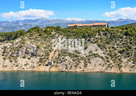 Rocky Mountains am Horizont in der Wüste mit sommerlichen Farben. Stockfoto