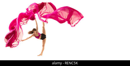 Anmutige Tänzer oder klassische Ballerina tanzen auf weiße Studio isoliert. Frau tanzen mit rosa Seide Tuch. Der Tanz, Performer, Flexibilität, Eleganz, Leistung, Gnade, Künstler, zeitgenössische Konzept Stockfoto