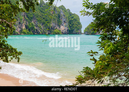 Ao Nang, Krabi - Pai Plong Beach durch das Laub des Monkey Trail. Stockfoto